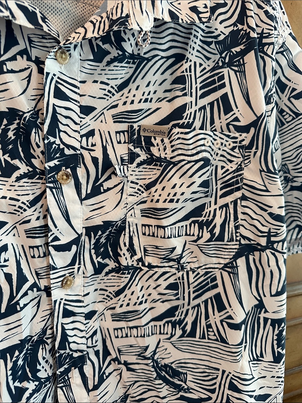 COLUMBIA Men's Short-Sleeve Vented Printed Shirt in Navy and White - Picture 3 of 4